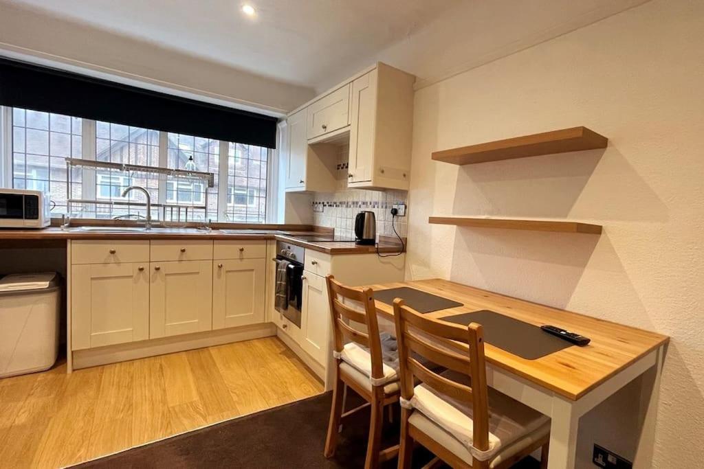 One-Bedroom Flat In Cheam Village Luaran gambar