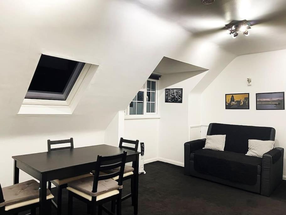 One-Bedroom Flat In Cheam Village Luaran gambar
